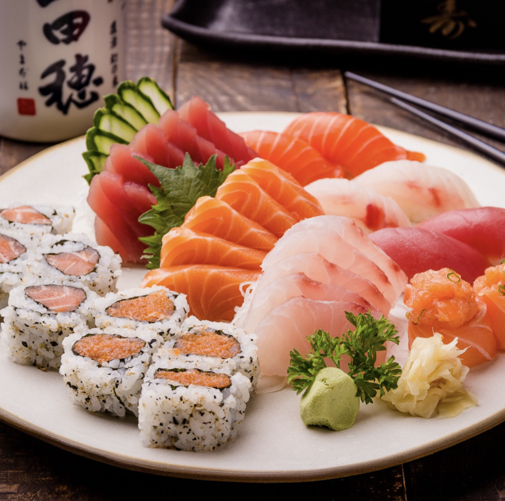 combinado de sashimis, sushis e uramaki